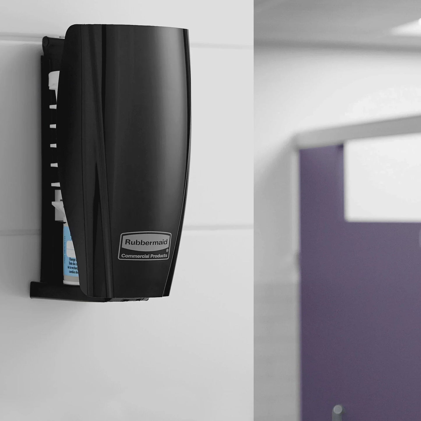 Ambientador Contínuo Rubbermaid TCELL instalado em parede, oferecendo fragrância contínua e refrescante.