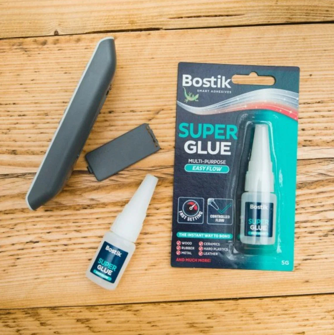 Super Cola Extra Forte Bisnaga 3g BOSTIK, embalagem e tubo de cola com fácil aplicação em superfície de madeira.