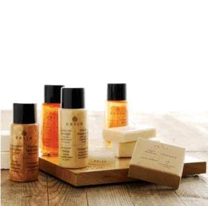 Gel de Banho Cremoso com Ginseng PRIJA em frascos, disponíveis numa bonita apresentação sobre uma base de madeira.