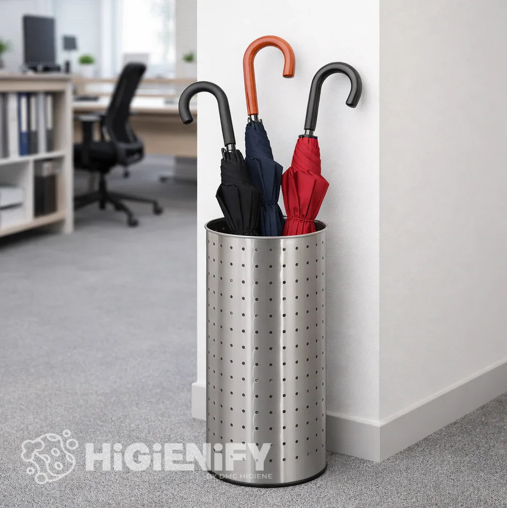Papeleira Porta Guarda-Chuvas em Inox com guarda-chuvas coloridos em ambiente de escritório.
