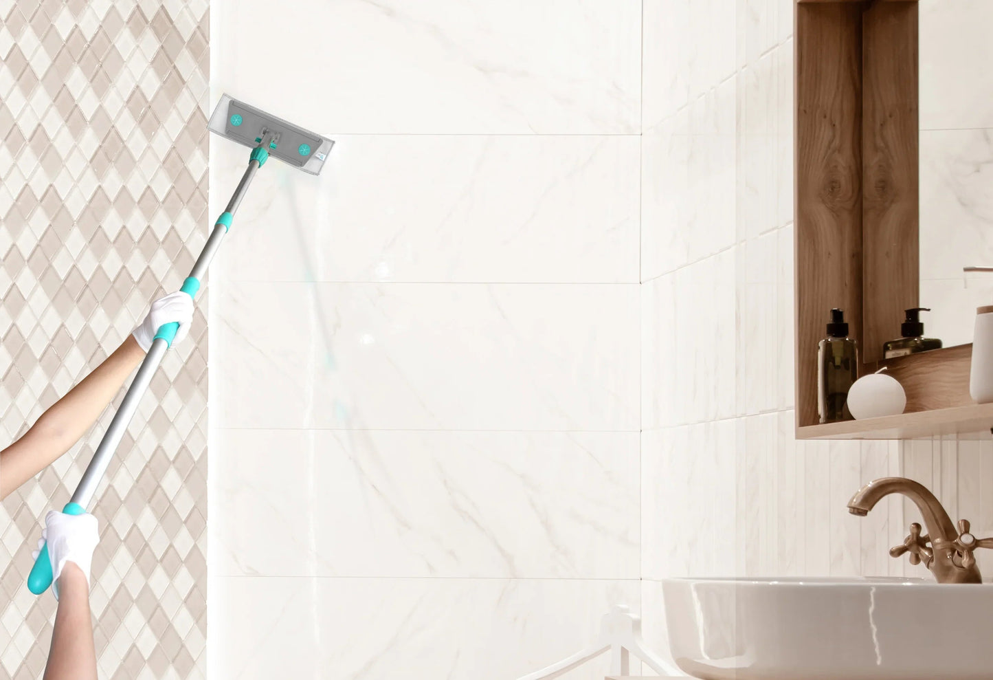 Mopa Microfibra Multiusos 40cm para Sistema Velcro TTS sendo usada para limpar azulejos na casa de banho.