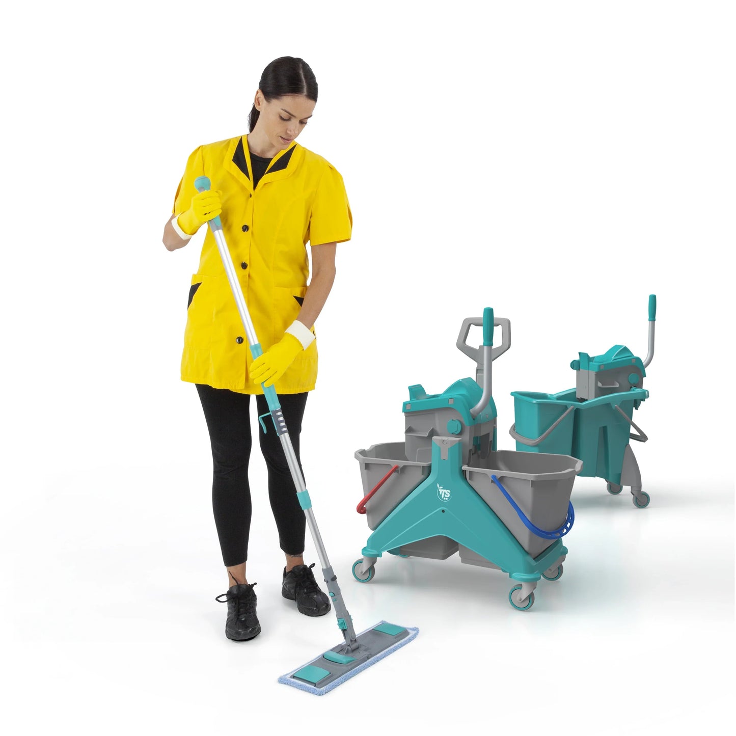 Prensa Vertical Ergo TTS WIZ para Carrinhos de Limpeza em uso por uma empregada de limpeza profissional