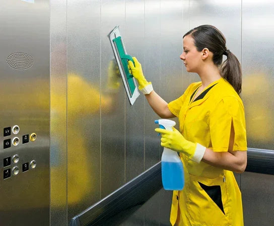 empregada da limpeza a usar o Suporte de Pano Mopa Microfibra Lavagem de Vidros TTS