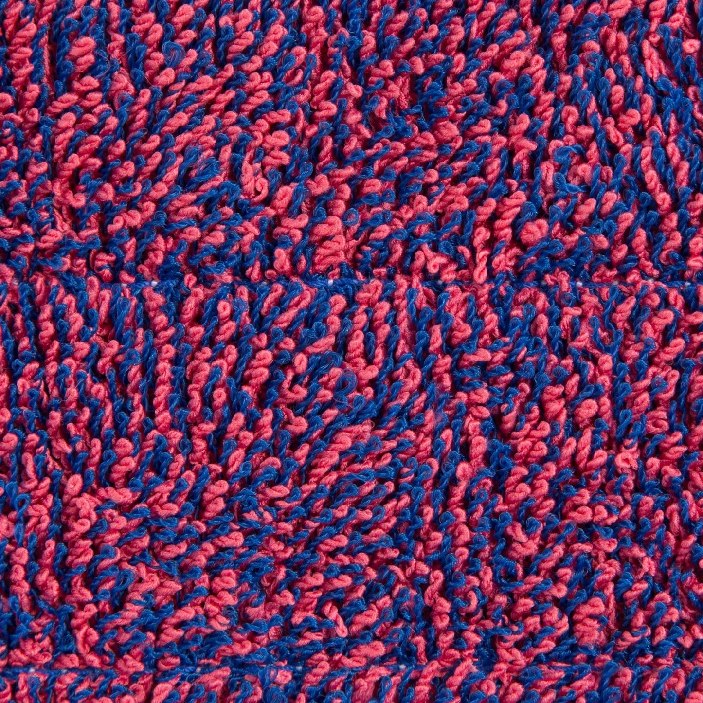 Mopa Microfibra para Pavimentos Porosos 40cm Sistema Velcro TTS, detalhe da textura de microfibra em azul e rosa.