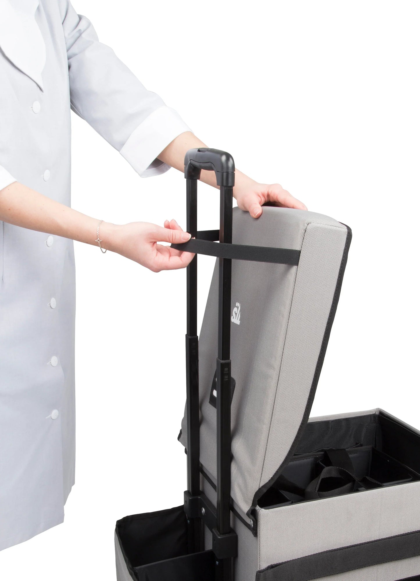 Carrinho Housekeeping Portátil TTS sendo ajustado por um usuário, com foco na sua funcionalidade prática e compacta.
