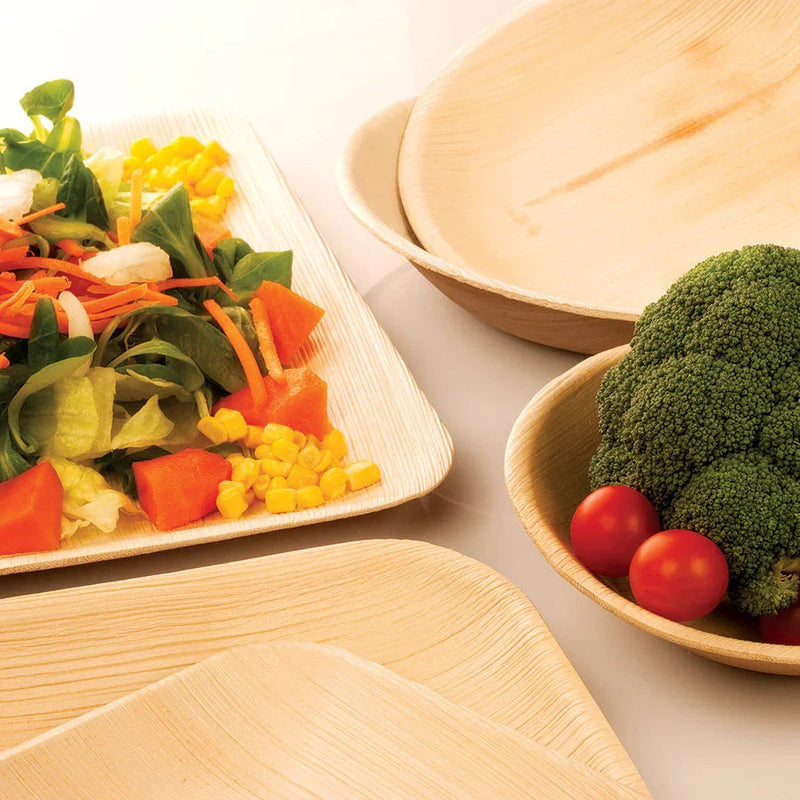 Prato Quadrado de Folha de Palmeira com salada colorida e vegetais frescos, ideal para catering e eventos.