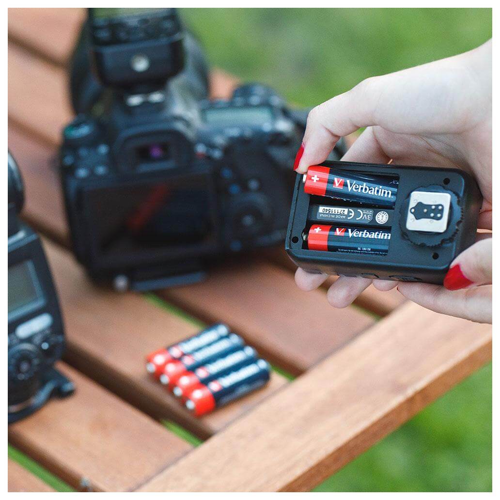 Pilhas Alcalinas AA LR06 em uso com dispositivos eletrónicos, fotografia com pilhas Verbatim.