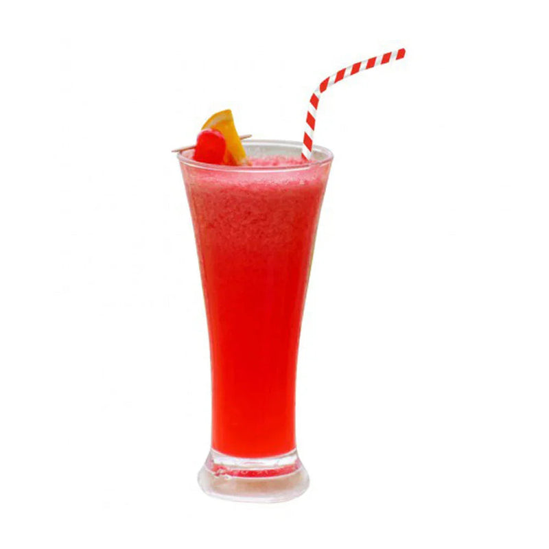 Bebida refrescante servida em copo alto com palhinha, decorada com limão e cereja.