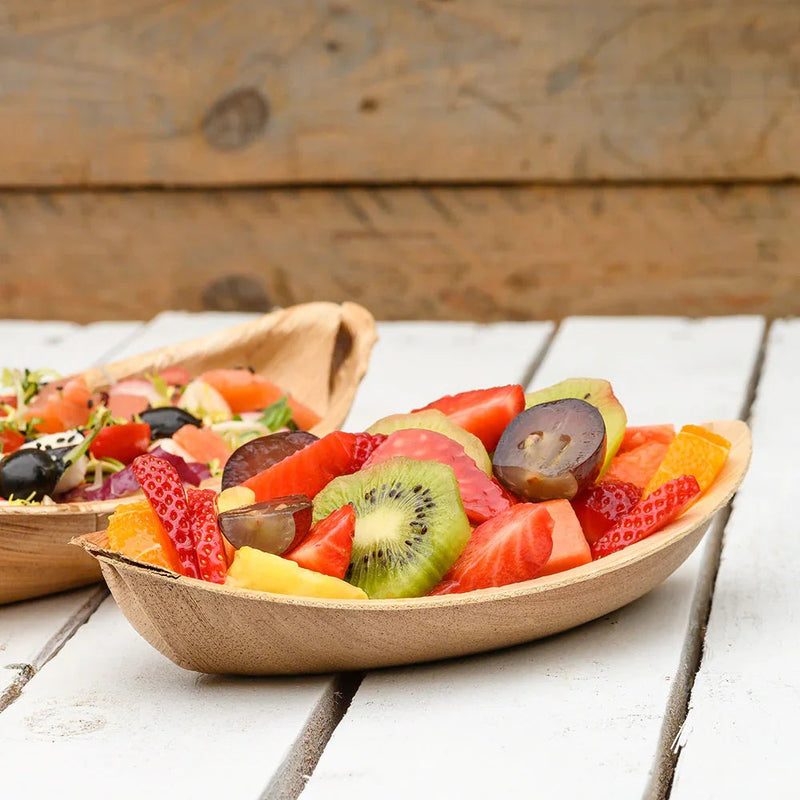 Bandeja Canoa Oval de Folha de Palmeira com frutas variadas como morangos, kiwis e melancias.