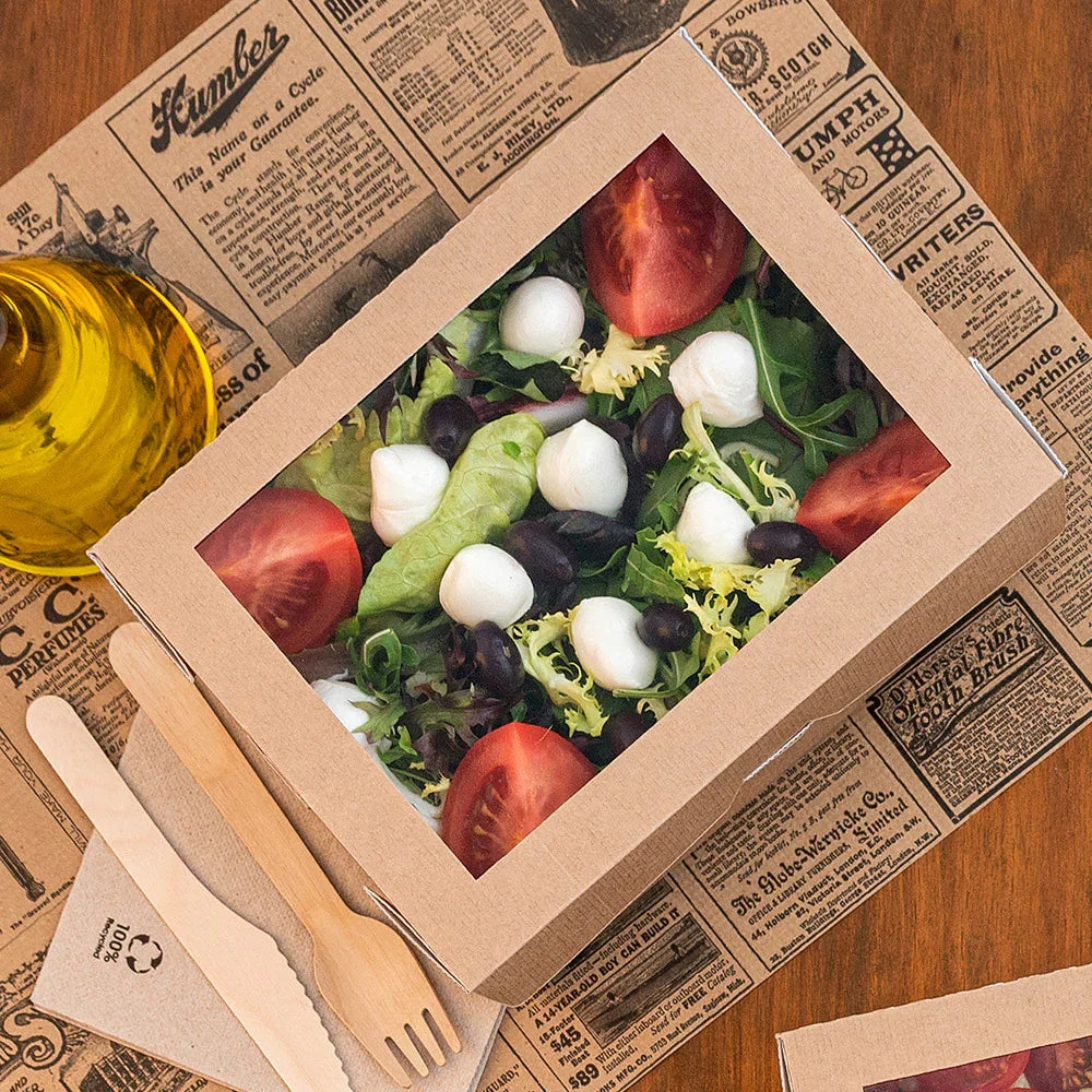 Caixa de Cartão Take Away Preta com Janela 1000ml com salada fresca, decorada com tomates e queijo.