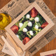 Caixa de Cartão Take Away Preta com Janela 1000ml com salada fresca, decorada com tomates e queijo.
