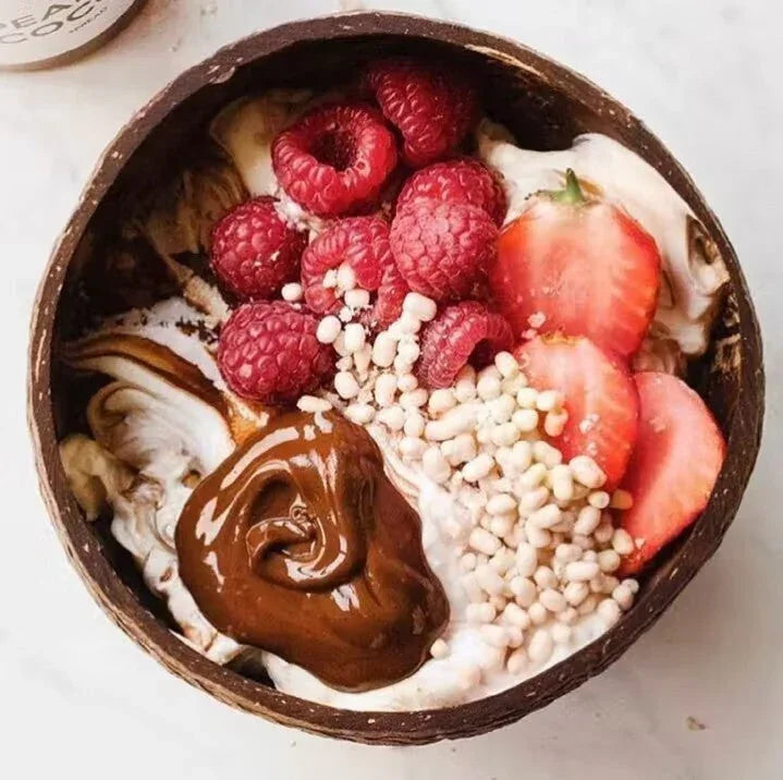 Bowl Redondo de Côco 150ml com açaí, framboesas, morangos e granola, ideal para servir sobremesas e snacks.