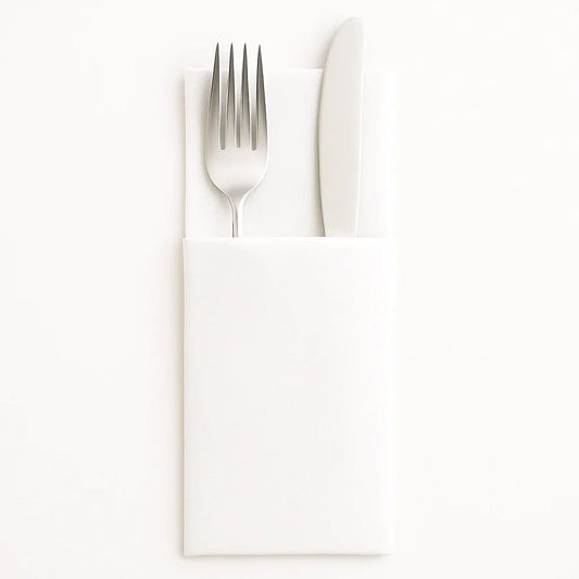Guardanapos de Mesa Dobrados com Bolsa Kanguru Brancos | Talheres em um guardanapo dobrado