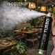 Ambientador Spray de Grande Descarga 750ml em uso, com névoa poderosa e ambiente natural ao fundo.