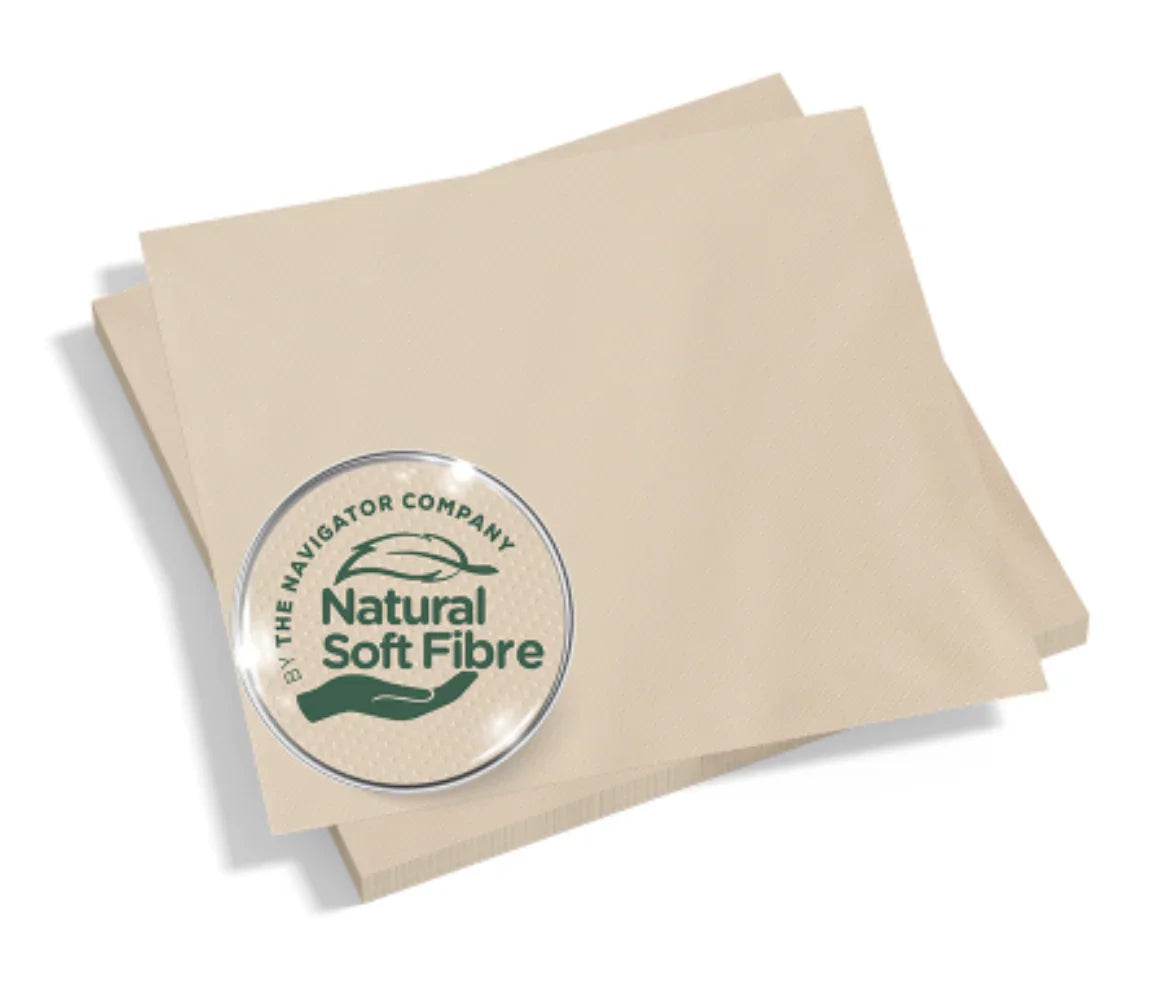 Guardanapos de Papel Ecológicos 33x33cm Amoos Naturally Soft com selo de fibra natural sobre fundo neutro.