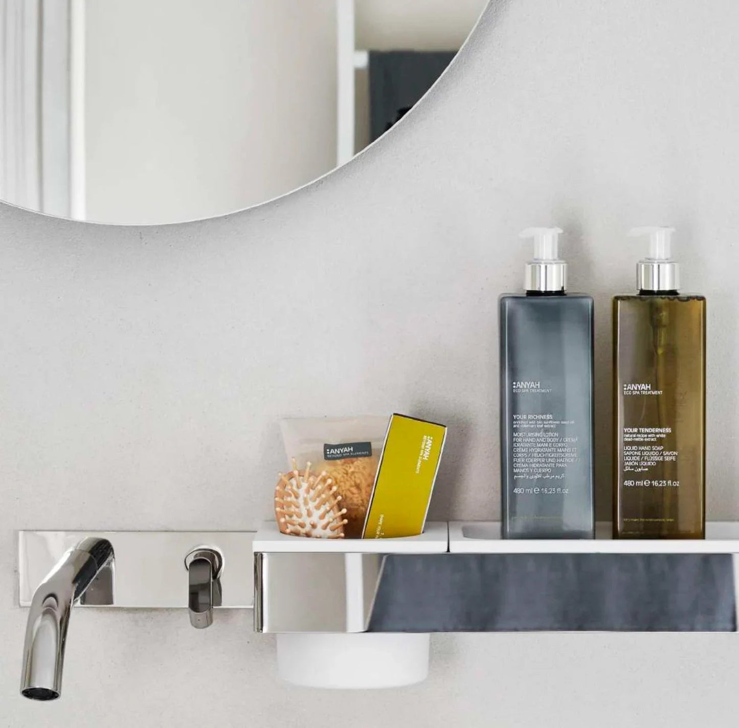 Gel de Banho Ecológico ANYAH 480ml colocado em uma prateleira ao lado de outros produtos de banho em um banheiro moderno, formato amenities, perfeito para hotéis e alojamentos locais