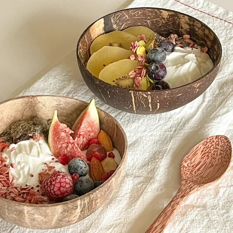 Bowl Redondo de Côco 150ml com açaí, frutas e granola servido em mesa, sustentável e estiloso.