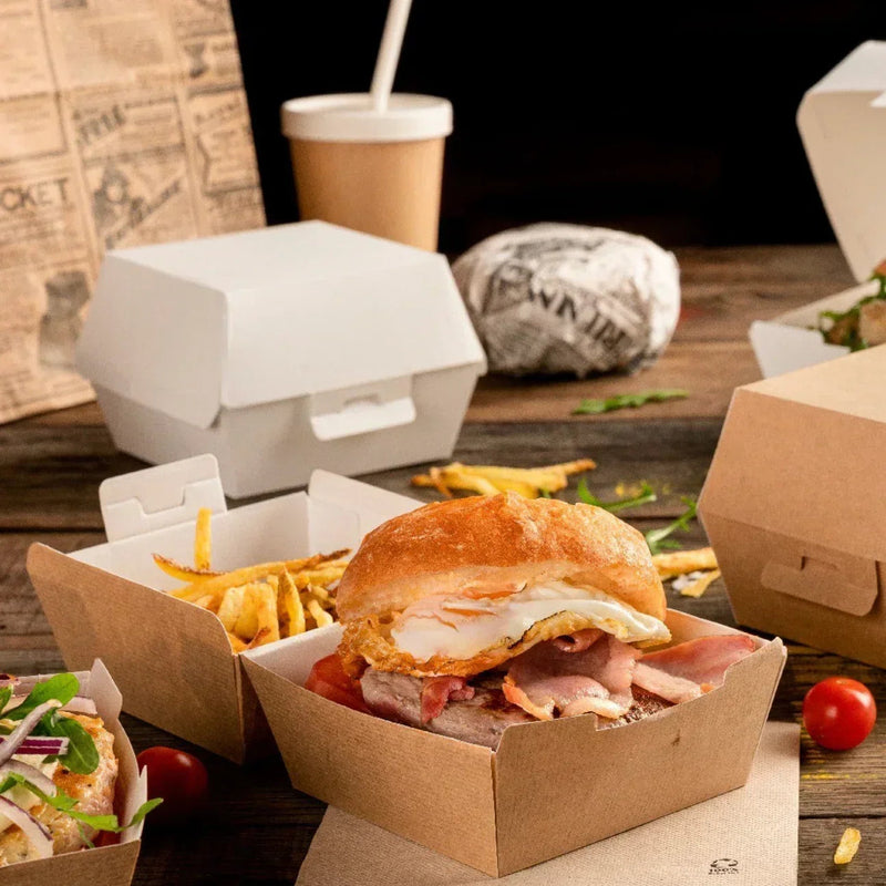 Caixa de Cartão para Panini Take Away Preta com sanduíche e batatas fritas, ideal para take away.