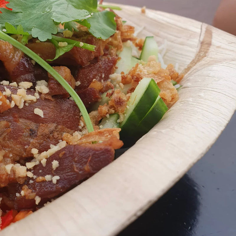 Prato Quadrado de Folha de Palmeira com comida fresca e colorida, ideal para serviço de catering.