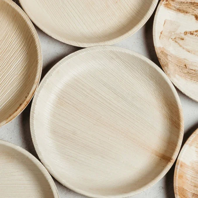 Prato Redondo de Folha de Palmeira em material sustentável, ideal para eventos e catering.