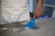 Espátula Monobloco Higiénica na cor azul utilizada por um profissional numa cozinha industrial