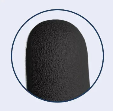 Luvas Nitrilo Pretas Descartáveis com textura rugosa, ideais para trabalhos exigentes.