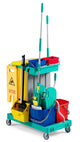 Carrinho Limpeza Compacto TTS ML com utensílios de limpeza, baldes e aviso de piso molhado.