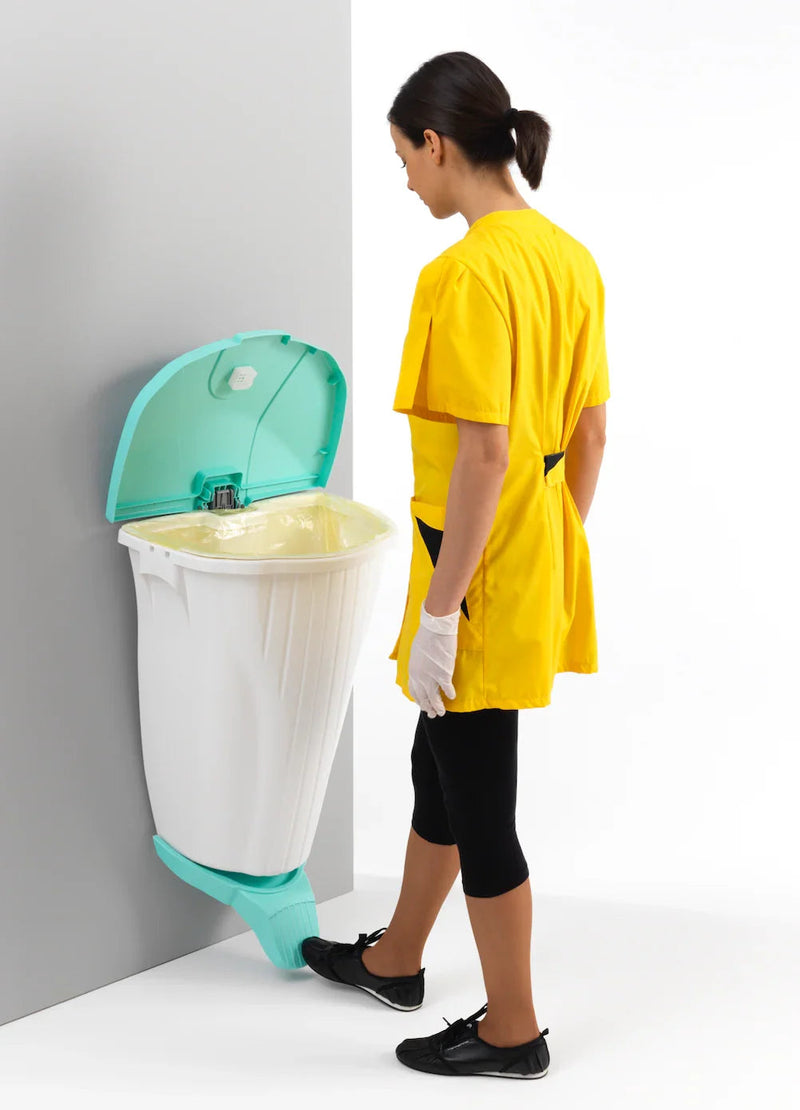 Funcionária usando o Balde de Lixo de Parede com Pedal TTS Wall Up para descartar resíduos.