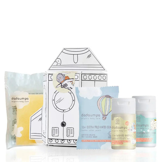 Produto Mini Kit de Banho de Viagem para Bebé da Dadaumpa, incluindo gel de banho e sabonete em pacote divertido.