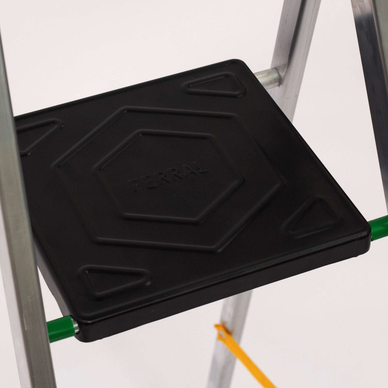 Plataforma de escadote de alumínio profissional FERRAL CLASSIK, robusta e segura para trabalhos de bricolage.