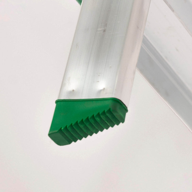 Ponta do Escadote de Alumínio Profissional com acabamento verde, ideal para segurança e estabilidade em trabalhos de bricolage.