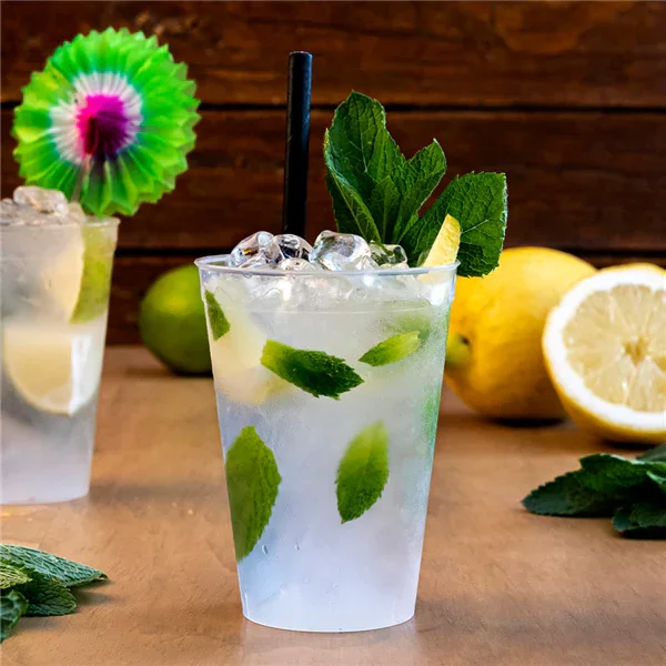 Copo Plástico PP Forte Reutilizável 180ml com bebida refrescante e decoração de hortelã.