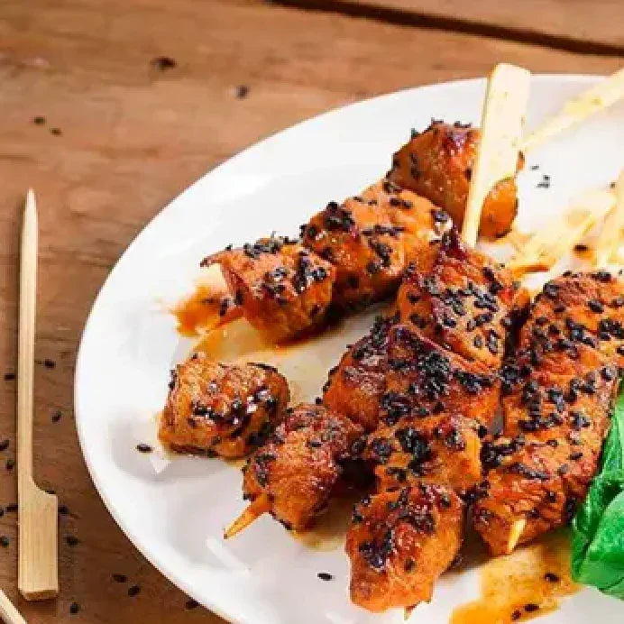 Espeto Bambu Golf 12cm com carne grelhada e molho, ideal para apresentação em eventos e restaurantes.