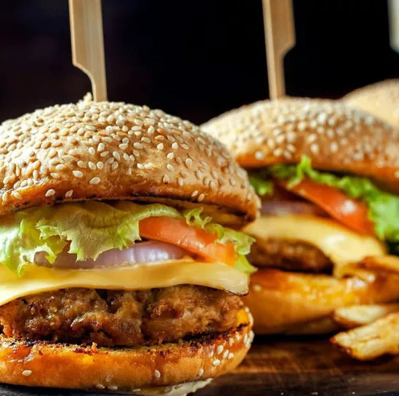 Espeto Bambu Golf 15cm a servir em hambúrgueres com alface, tomate e queijo, ideal para restaurantes e fast food.