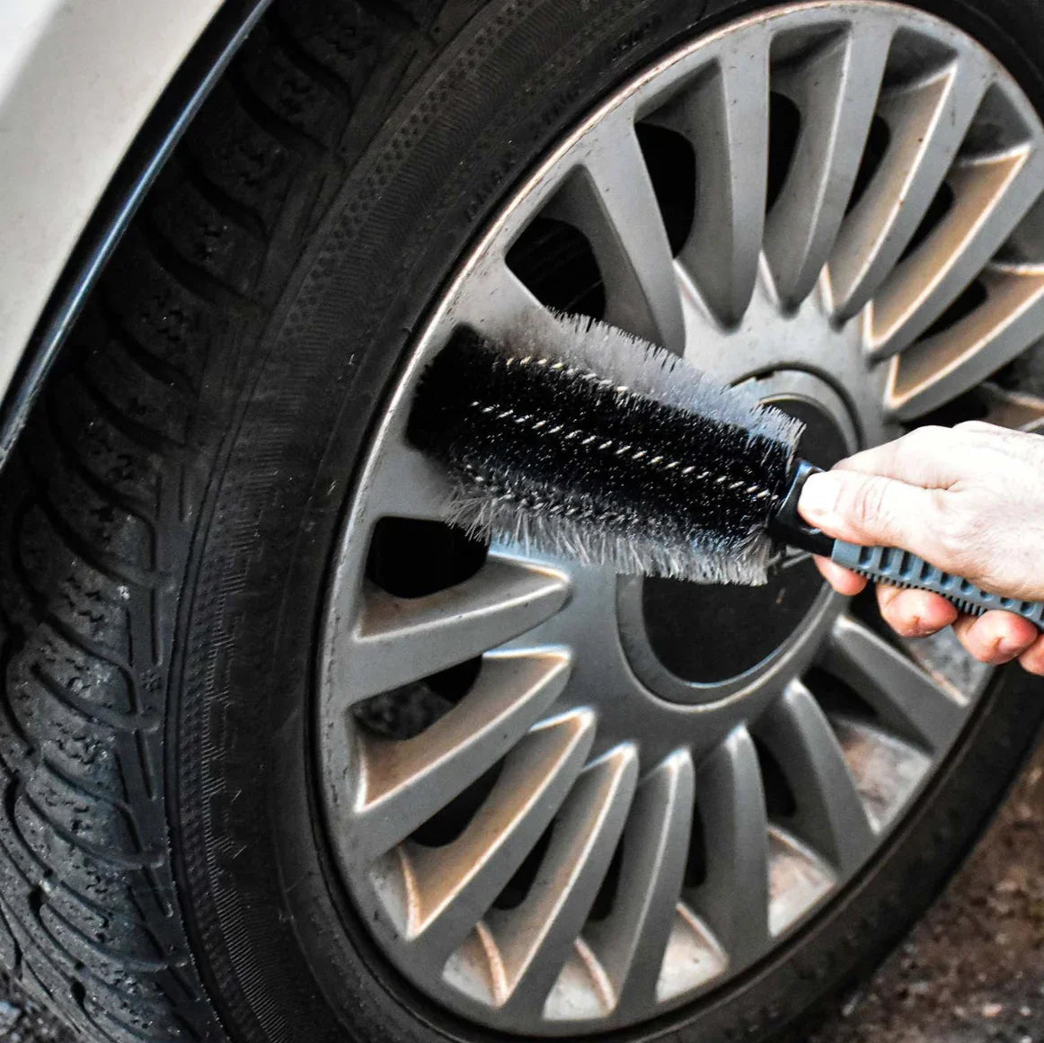 Escova de Nylon Ergonómica para Jantes em ação numa limpeza de roda de automovel