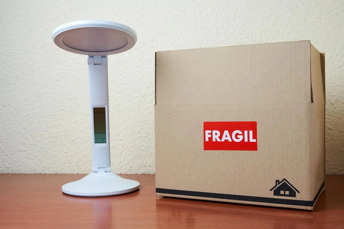 Etiqueta Adesiva para Embalagem Frágil em caixa, destacando aviso de fragilidade em fundo vermelho.