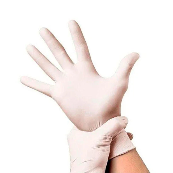 Luvas Latex Descartáveis com Pó em uso, ideal para proteção e higiene, disponível em tamanhos S, M, L e XL.
