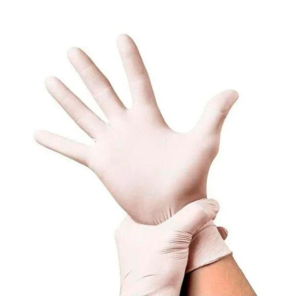 Luvas Latex Descartáveis sem Pó em uso, mostrando a mão com luvas de látex natural e alta sensibilidade.