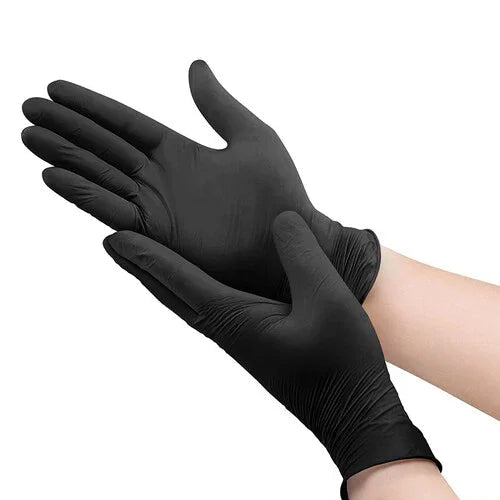 Luvas Nitrilo Pretas Extra Fortes Descartáveis em uso, resistentes e flexíveis, ideais para ambientes de alta exigência.