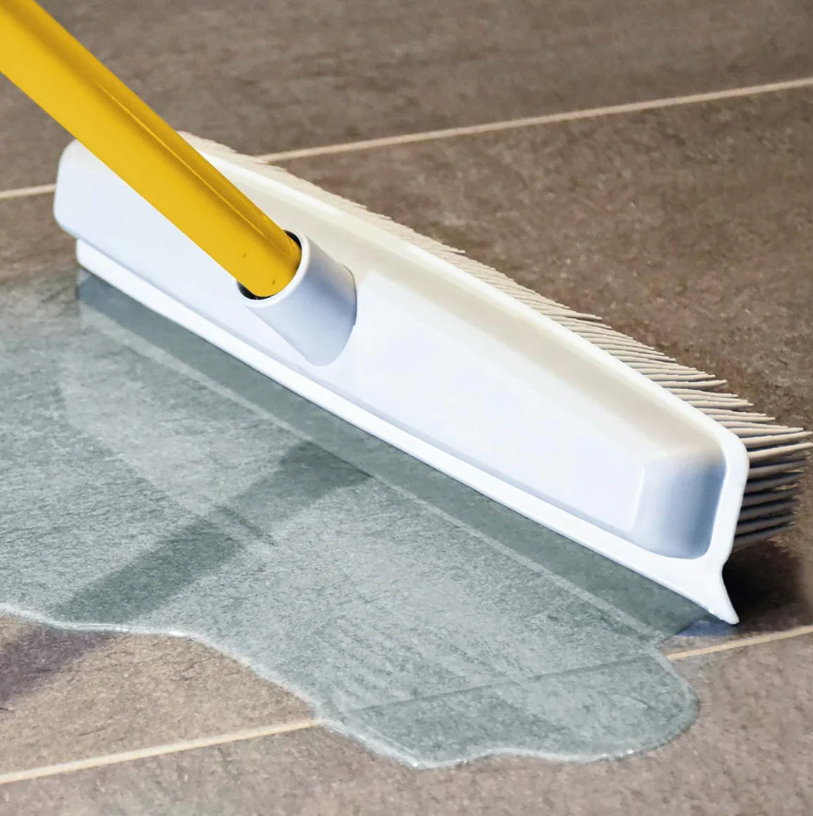 Vassoura de Borracha Profissional com função de varrimento de líquidos
