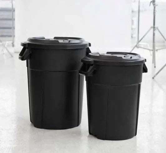 Contentor do Lixo Industrial Extra Forte com Tampa na cor preto, ideal para resíduos, disponível em tamanhos variados.