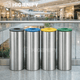Ecoponto Inox Cilíndrico Individual com Tampa Amarela em ambiente comercial, ideal para gestão de resíduos em empresas e escritórios