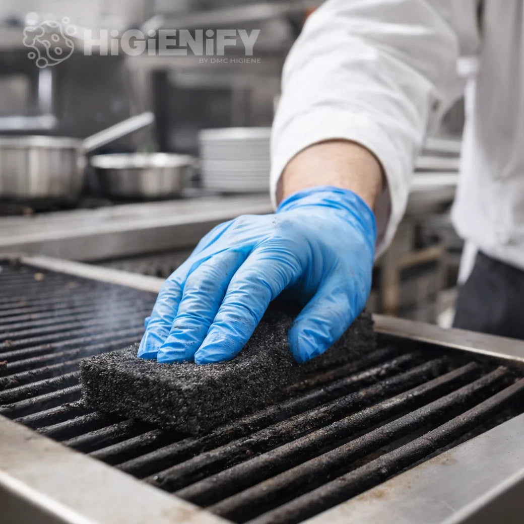 Esfregão Preto Abrasivo Extra Forte em uso na limpeza de grelha de cozinha.