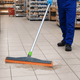 Rodo de Plástico com Esponja de 75cm a ser usado num pavimento de um supermercado