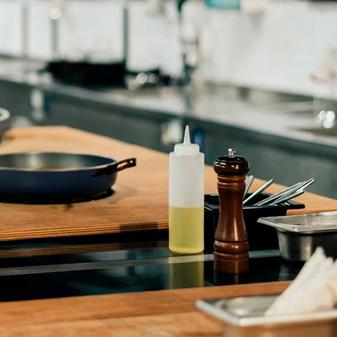Garrafa Doseadora Flexível com Aplicador 360ml em uso numa cozinha profissional