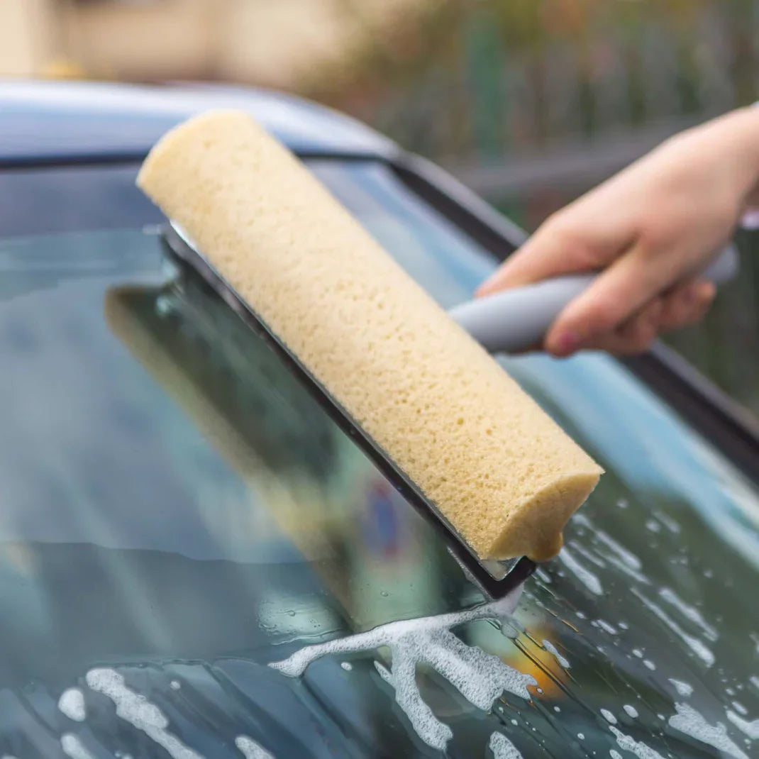 Kit Lava Vidros Rodo com Esponja 25cm em uso na lavagem de um carro, deixando o vidro brilhante
