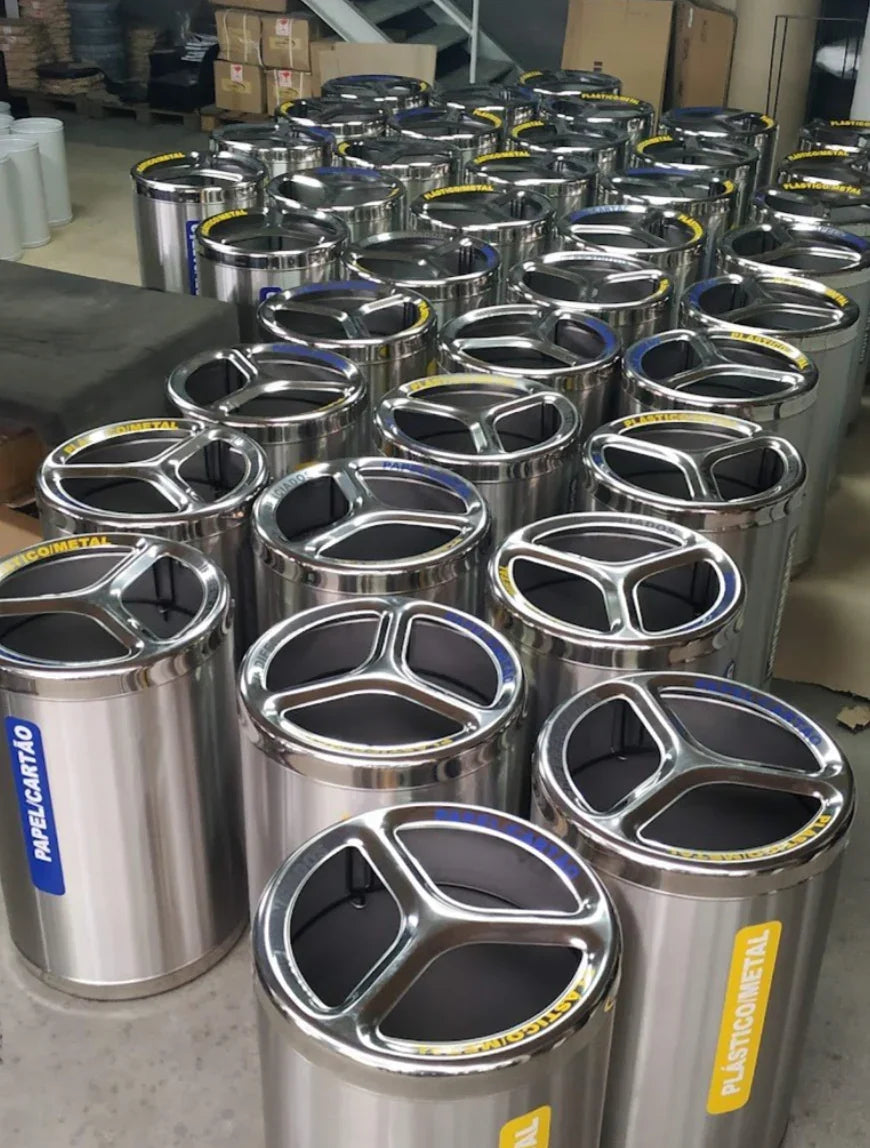 Ecoponto em Bloco Inox Redondo com 3 Separadores em exposição, fabricado em aço inox com  elevada robustez e perfeição.