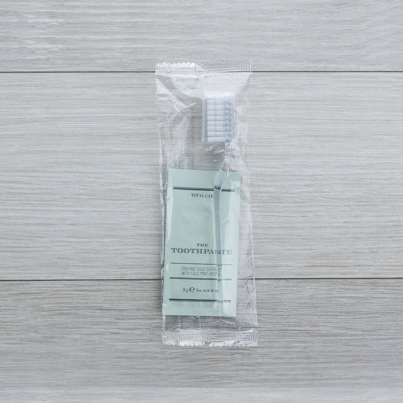 Kit Dentífrico GFL, pasta de dentes e escova embaladas em saché flowpack.