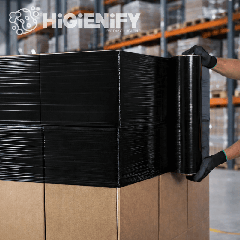 Filme Estirável Preto Manual para Paletização sendo aplicado em caixa, ideal para segurança e proteção em uso num armazém industrial de logística