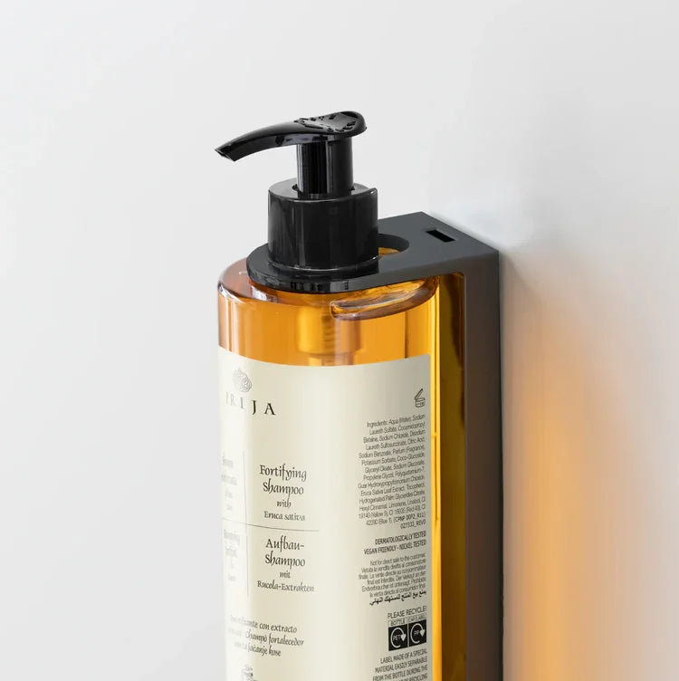Suporte de Parede para Garrafas Dispensadoras de Amenities com frasco de shampoo em destaque, perfeito para hotéis e alojamentos locais